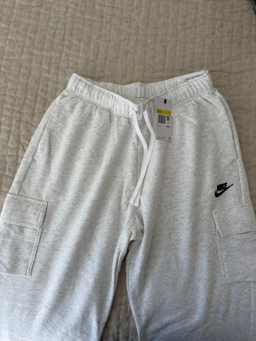 NWT Nike Club Fleece Cargo Sweatpants Women's Small Oversized